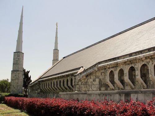 One of the sides of the Dallas Texas Temple, showing the stone arches on the building.