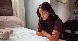 mladá žena se modlí