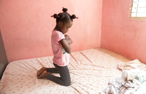 little girl praying