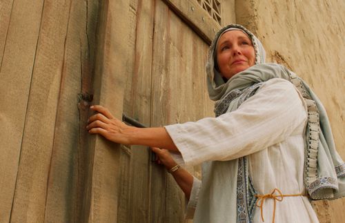 Sariah locking the door to the family home at Jerusalem