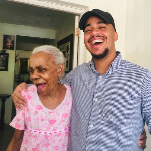 Großmutter und Enkel lachen miteinander