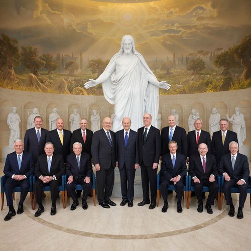 Líderes da Igreja em frente à estátua do Christus