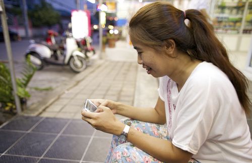 看手機的婦女