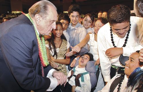 President Thomas S. Monson with Church members in Hawaii