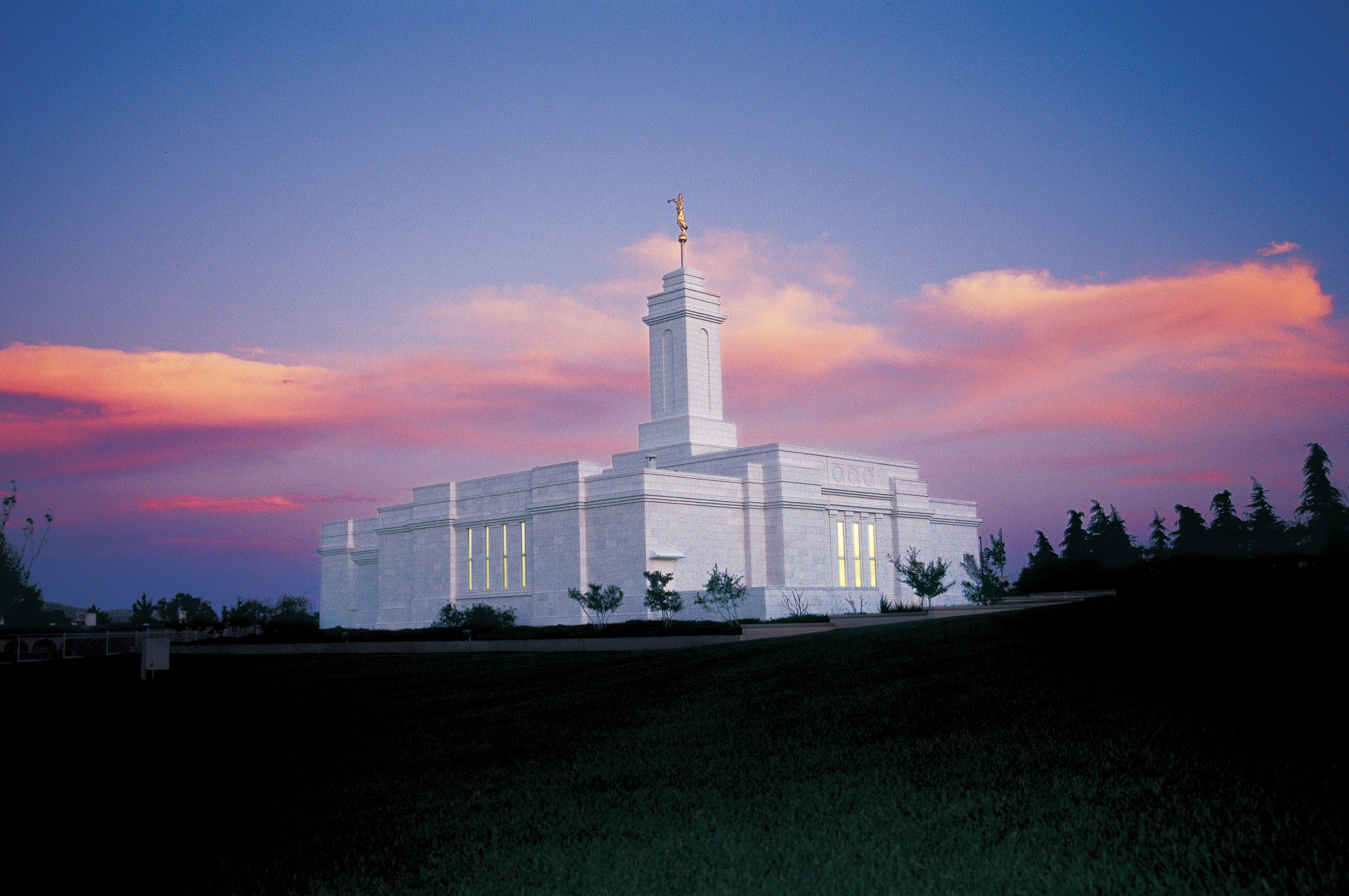 An exterior view of the Colonia Juárez Chihuahua Mexico Temple and grounds in the evening.