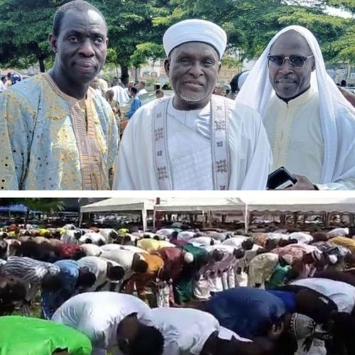 Foto eines Führers der Kirche mit muslimischen Würdenträgern und Foto von Muslimen, die auf dem Grundstück eines Pfahlhauses in Ghana beten