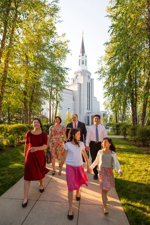 familia con templo al fondo