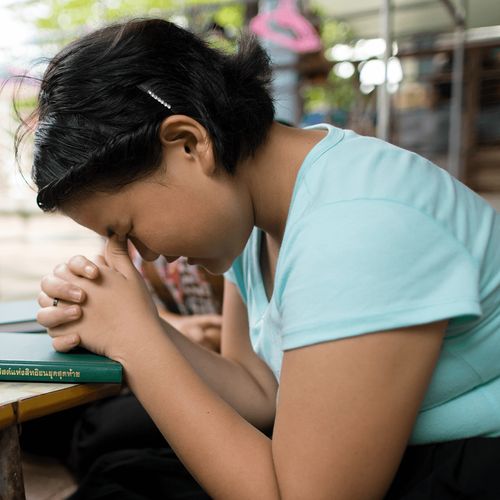 jeune fille en prière