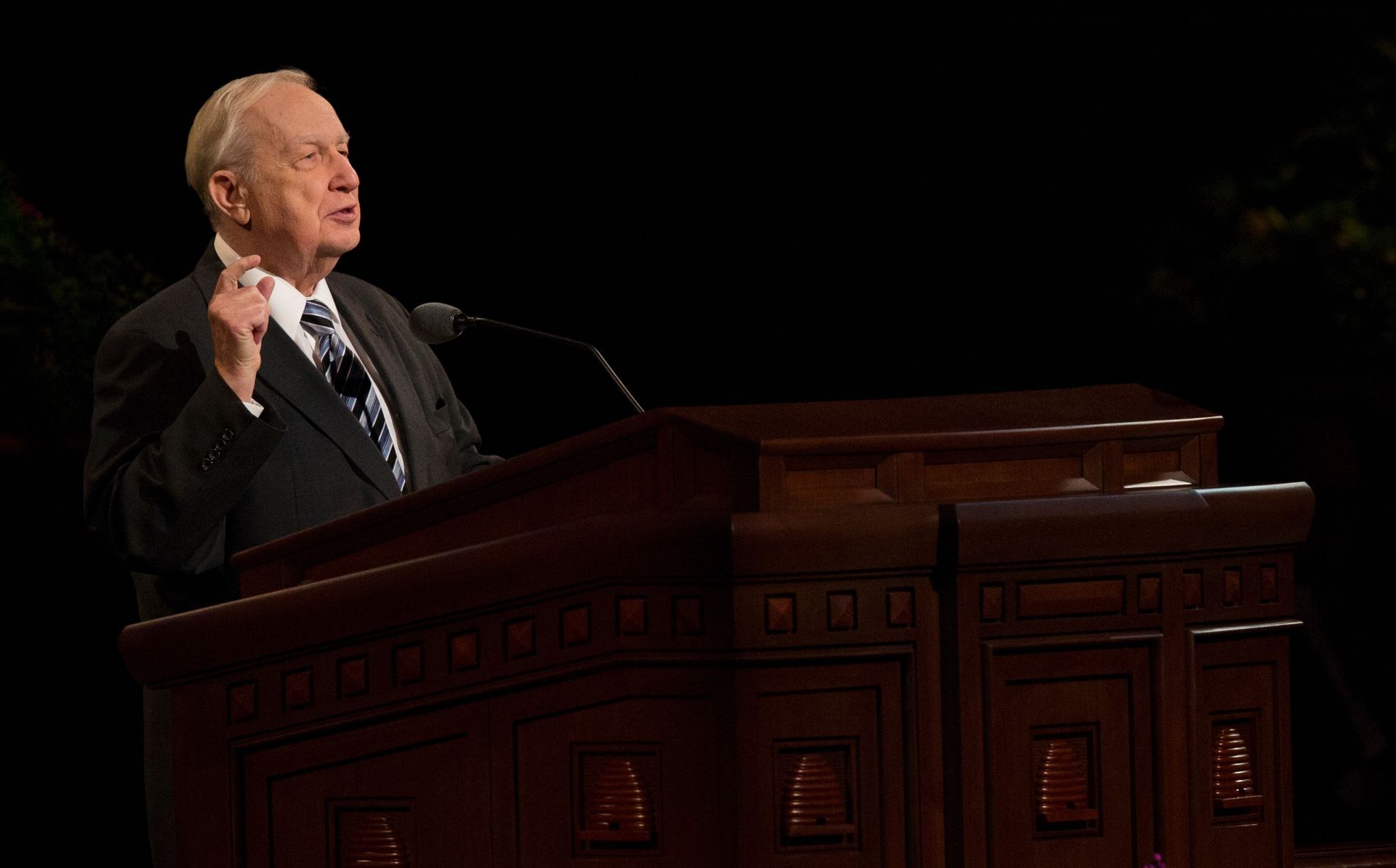 Richard G. Scott speaking at the pulpit in general conference.