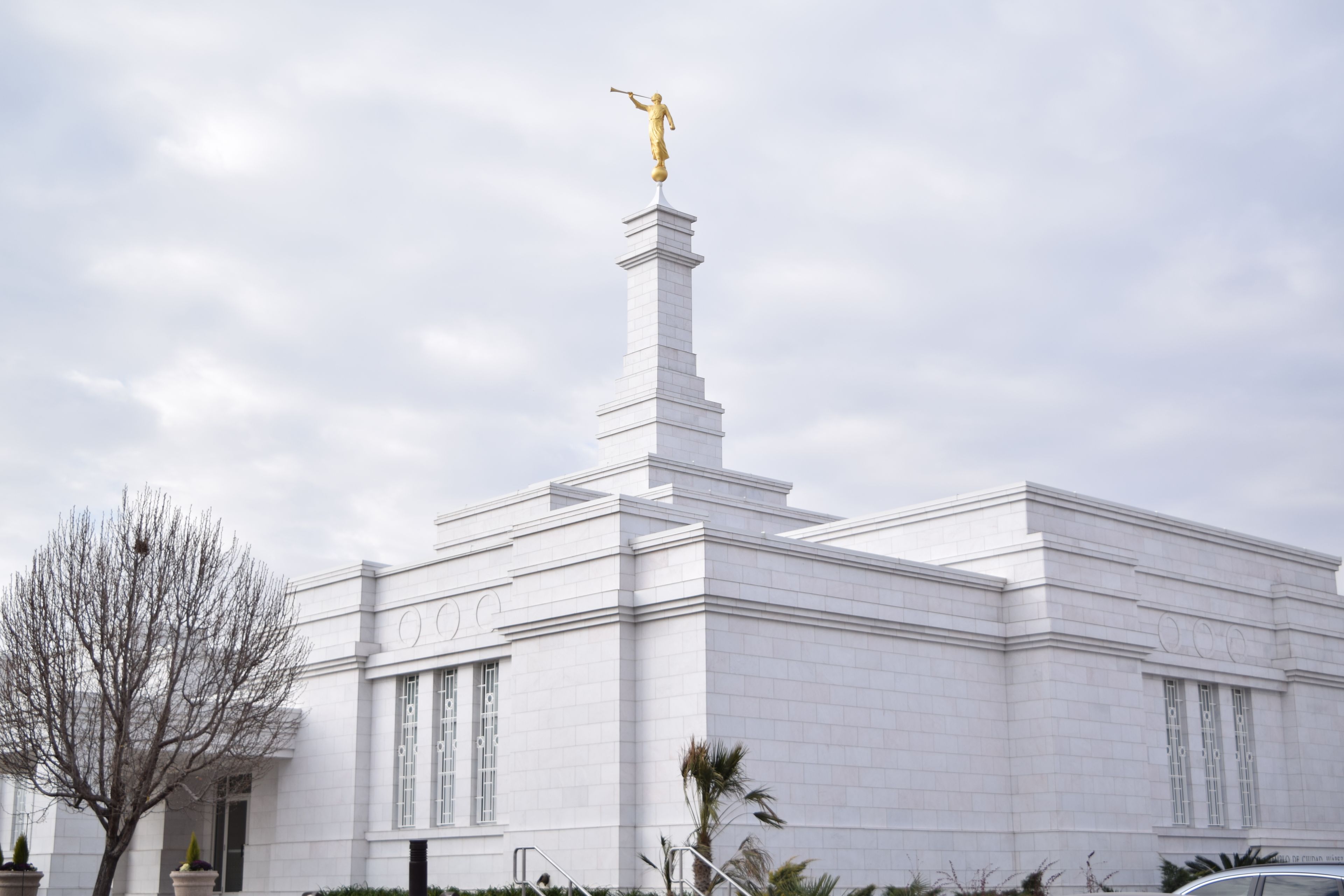 A side view of the Ciudad Juárez Mexico Temple during the daytime.
