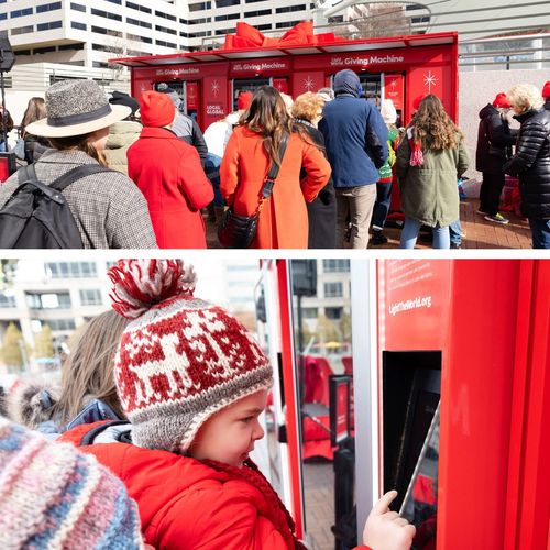 Fotos von Personen, die an Spendenautomaten hantieren