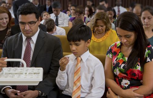 Familia que participa de la Santa Cena