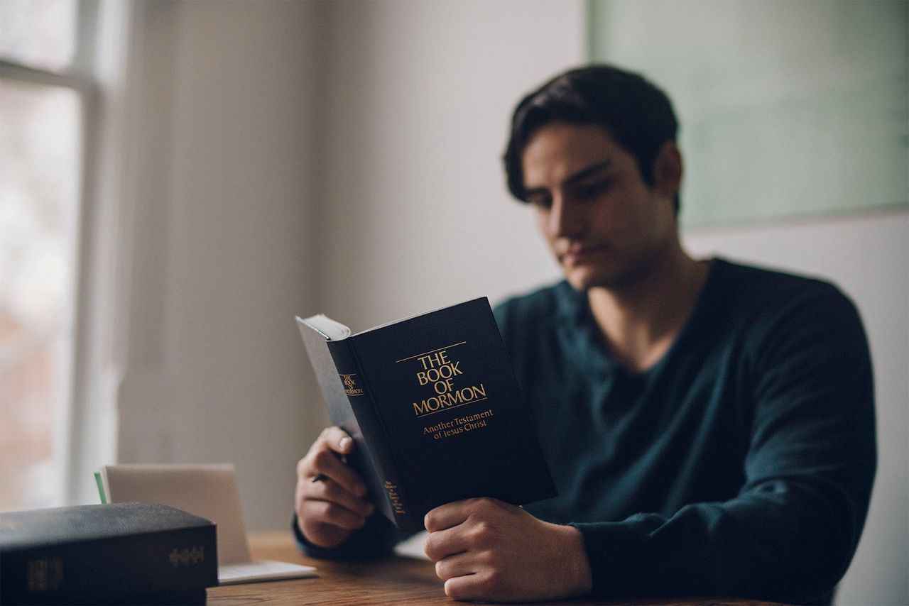 Muž číta Knihu Mormonovu