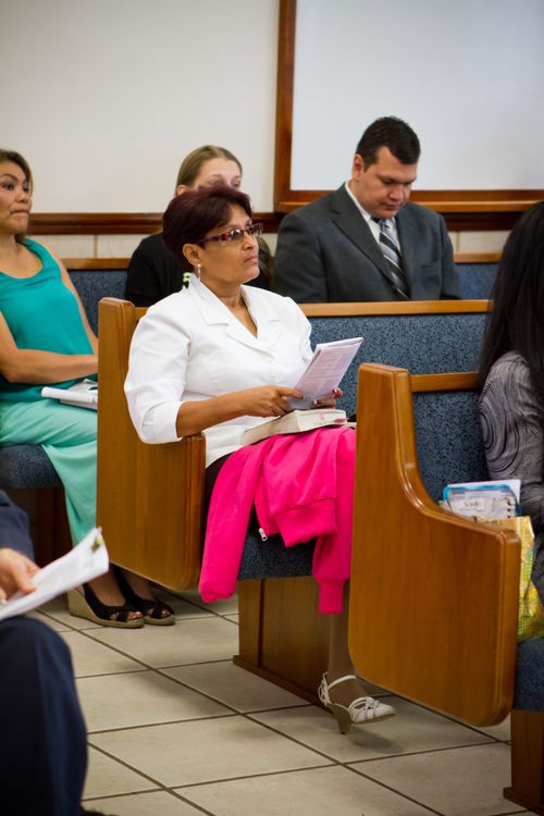 pessoas numa reunião da Igreja