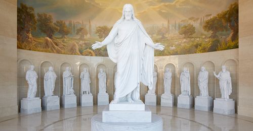 Christus and Apostles statues