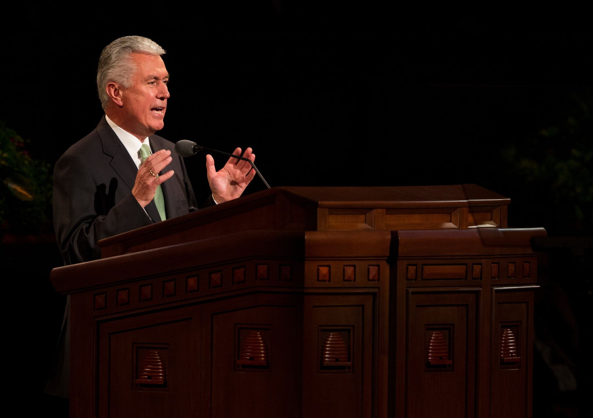 Dieter F. Uchtdorf speaking to the congregation in the Conference Center.