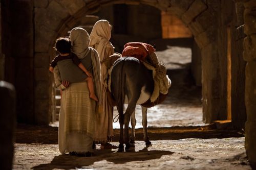 Matthew 2:13–15, Joseph and Mary leave for Egypt