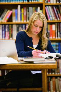 mujer joven en la biblioteca