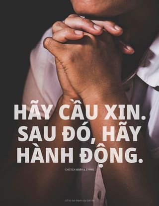 người đàn ông đang cầu nguyện