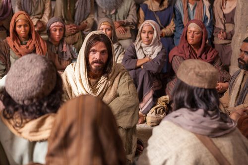 representación de Jesús enseñando a la gente, sentado en la ladera de una colina