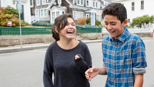 une jeune fille discute avec un ami