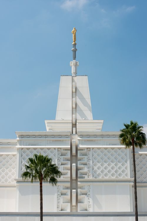 A front view of the large square spire atop the Mexico City Mexico Temple, with the blue sky in the background.