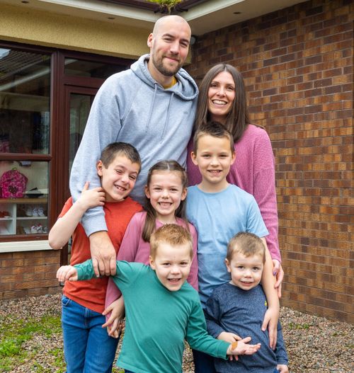 Colagem de fotografias do Rory com a sua família, a lavar loiça, a aspirar e a brincar com os seus irmãos