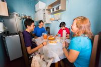 Uma família come junta e gosta da companhia uma da outra