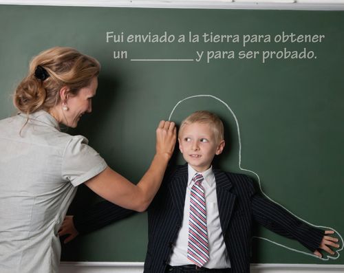 maestra delineando el contorno de un niño en la pizarra