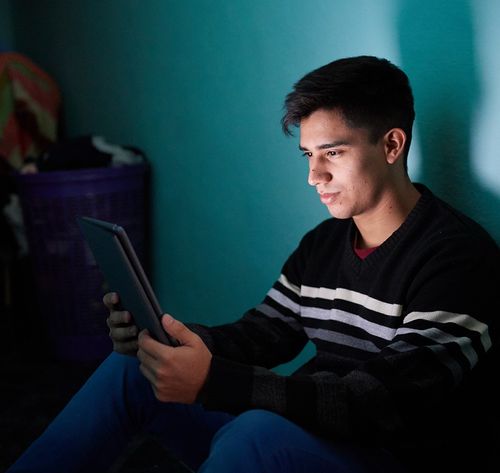 un joven mirando una tableta