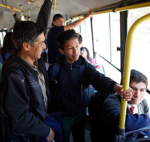 pessoas andando de ônibus