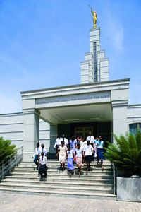 jóvenes en los escalones del templo