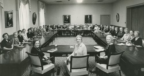 Belle S. Spafford, Marianne C. Sharp y Louise W. Madsen con la Mesa Directiva General de la Sociedad de Socorro