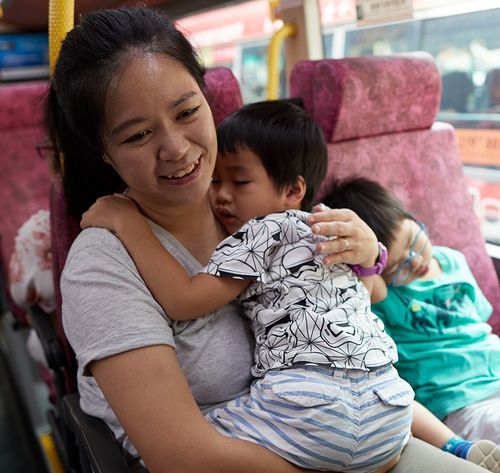 una mujer con dos niños en el autobús