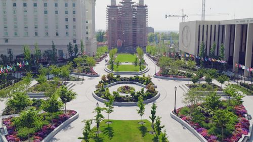 Piazzale ristrutturato dell’edificio degli uffici della Chiesa.