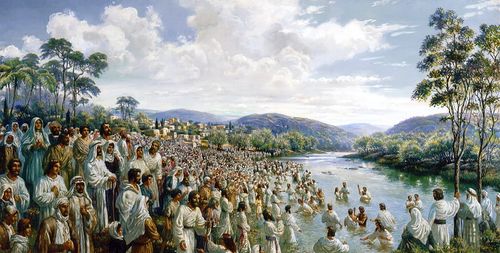 Una gran multitud de personas son bautizadas en un río en el día de Pentecostés.