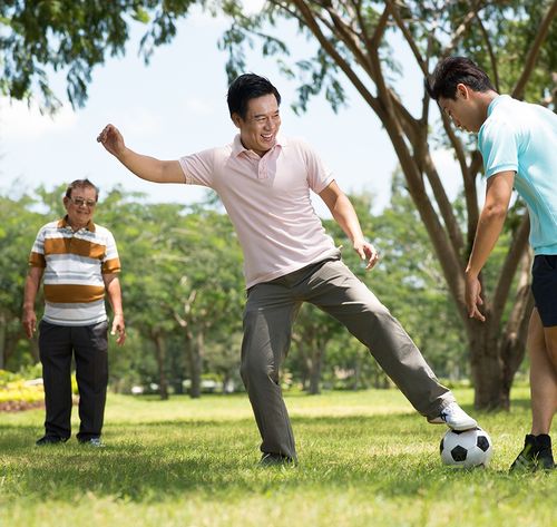 야외에서 축구를 하는 가족