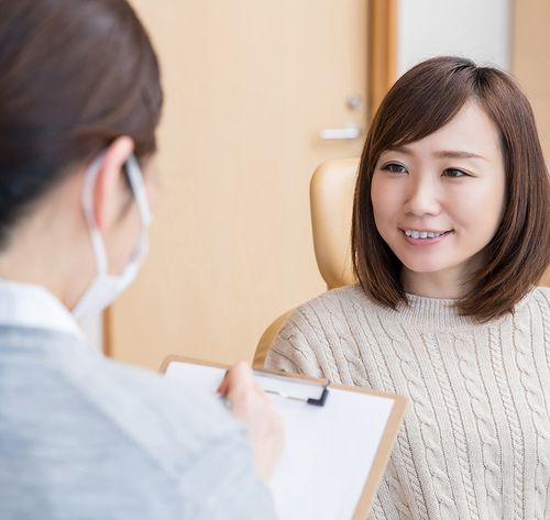 una mujer en la consulta de un médico