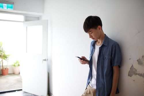 un joven utiliza un teléfono inteligente