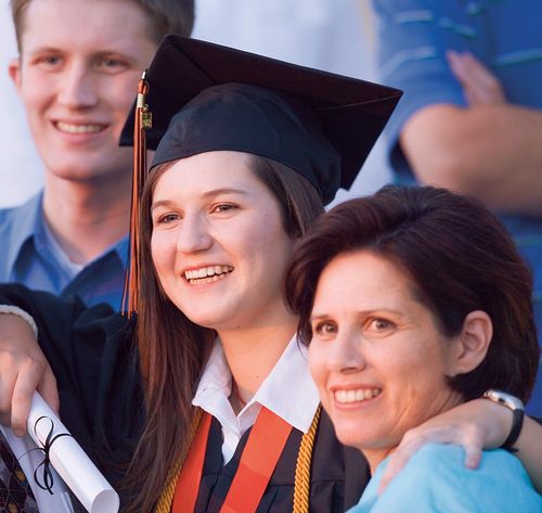 una graduada sonriendo con su familia