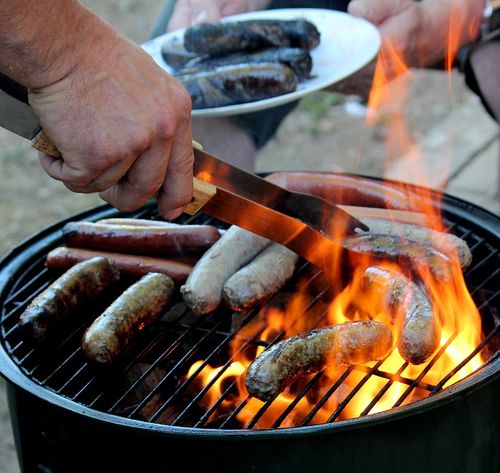 cozinhando salsicha na grelha ao ar livre