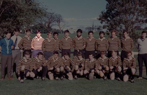 El élder Vinson con su equipo de rugby