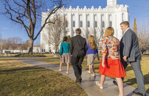 Marcher vers le temple