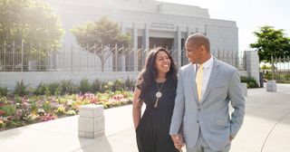 una pareja tomada de la mano en el templo