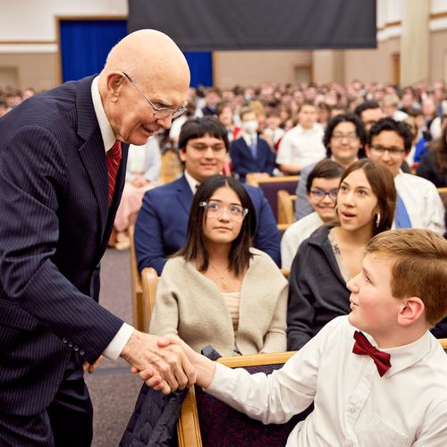 Dallin H. Oaks sammen med unge mennesker