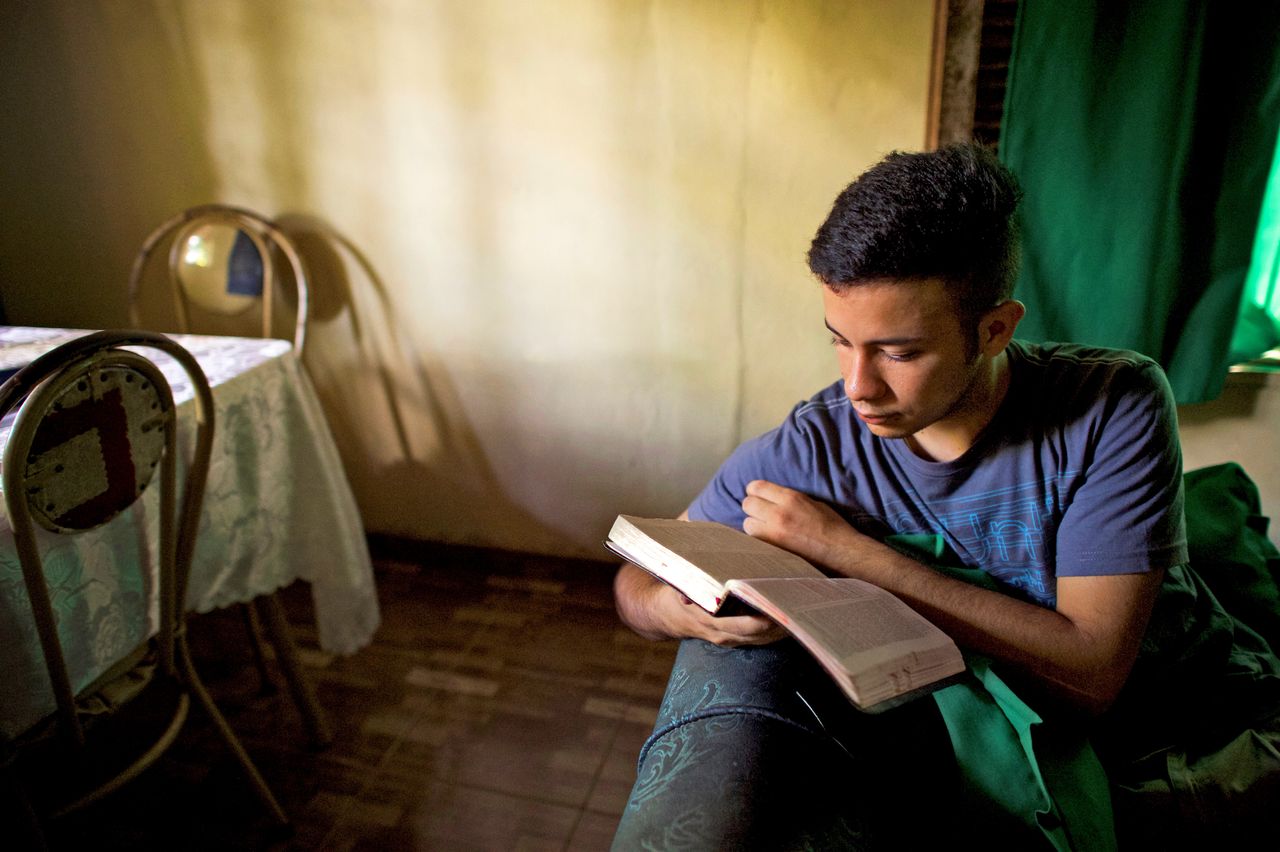 Un joven lee la Biblia y aprende de Jesucrsito