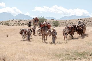 Lehi e la sua famiglia mentre viaggiano nel deserto