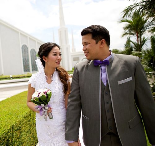 una pareja casada en un templo