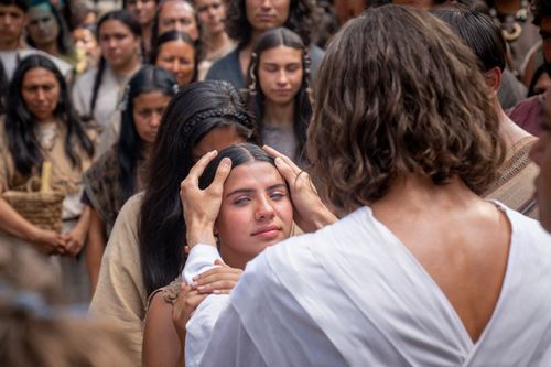 Jesus Christ teaches that He will return to the Father, and then invites a blind girl to come to be healed. He teaches the Nephites in the City of Bountiful outside the temple.