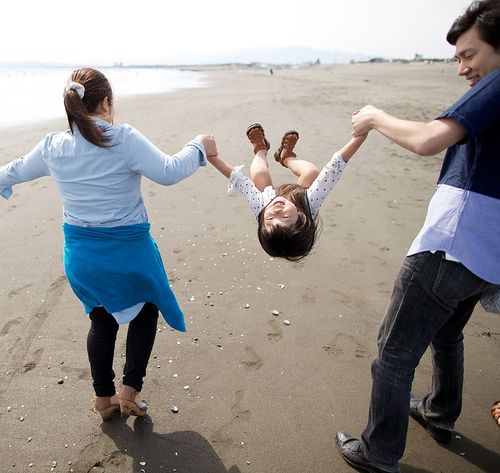 una familia en la playa